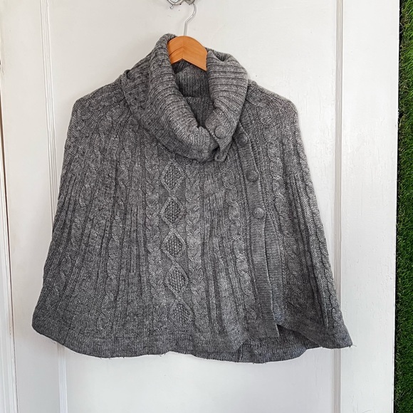 H&M Cable Knit Sweater Cape 🪴 - Picture 1 of 4